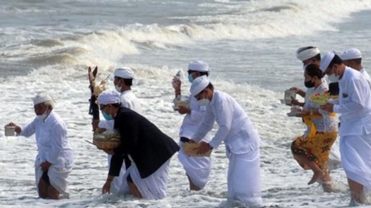 Berbagai Perspektif Seputar Upacara Melasti di Bali