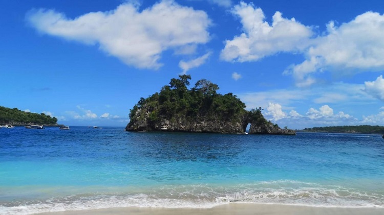 Crystal Bay, Tempat Santai Menikmati Laut Nusa Penida