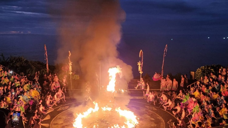 Daya Tarik Uluwatu dan Tari Kecak