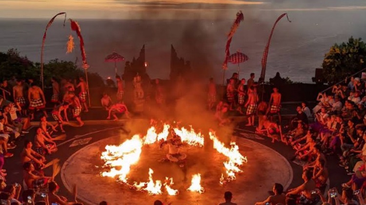 Pura Uluwatu dan Tari Kecak