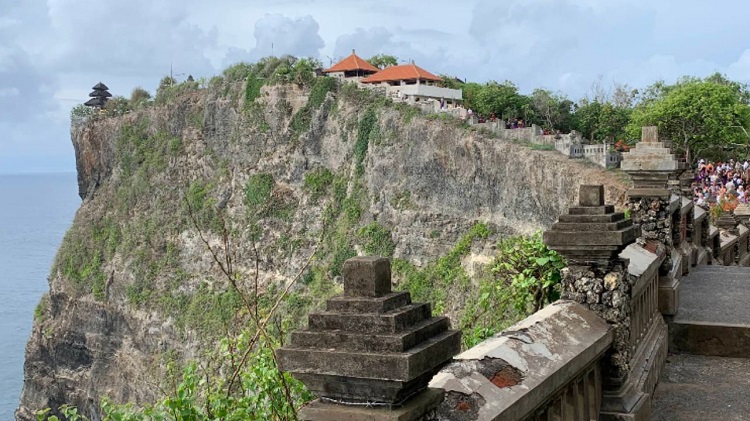 Pura Uluwatu yang Berdiri di Atas Tebing