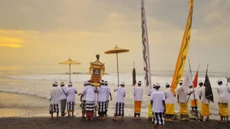 Sejarah Panjang Tradisi Upacara Melasti di Bali dalam Kehidupan Masyarakat