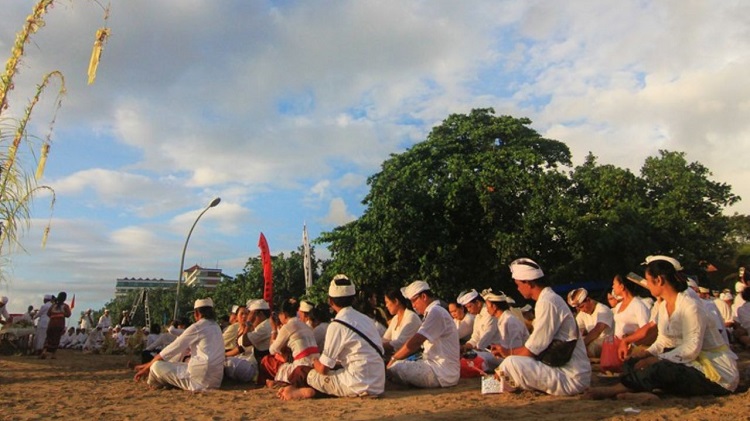 Tantangan Tradisi Melasti di Tengah Perubahan Zaman