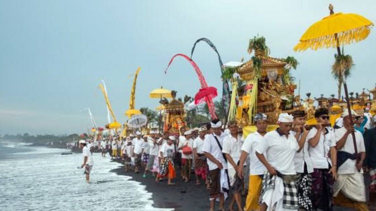 Upacara Melasti di Bali dan Makna Penyucian Sebelum Nyepi