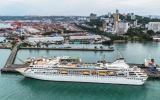 Kapal Pesiar Odyssey Terdampar di Kamboja Akibat Biaya Bahan Bakar