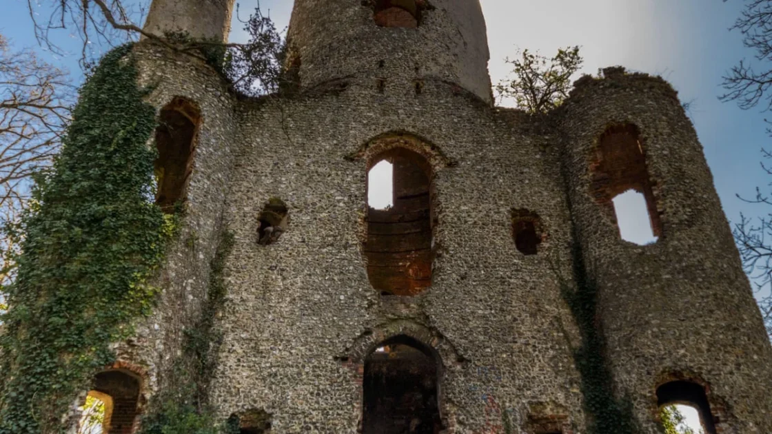 10 Lokasi Misterius di Inggris untuk Liburan Horor