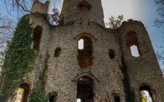 10 Lokasi Misterius di Inggris untuk Liburan Horor