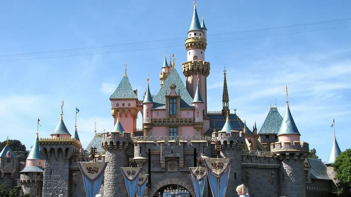 Disney PHK Ratusan Karyawan Divisi Taman Hiburan