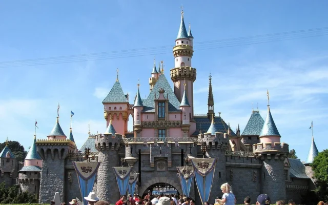 Disney PHK Ratusan Karyawan Divisi Taman Hiburan