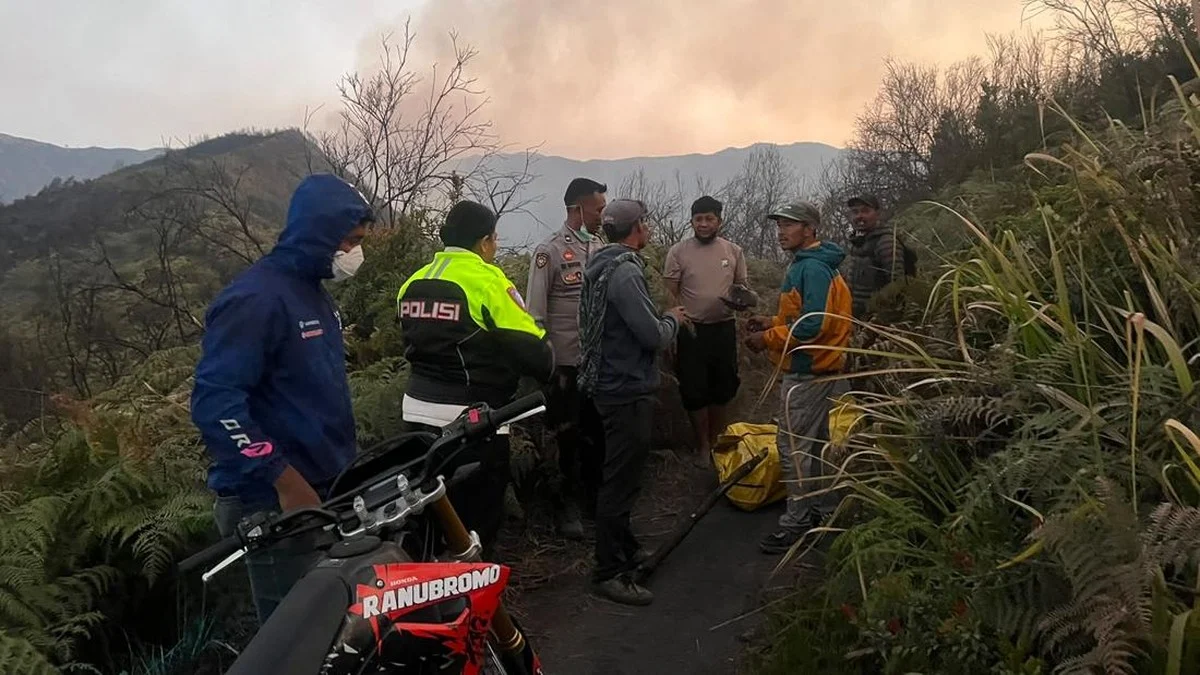 Duka Selimuti Bromo Usai Enam Petugas Gugur Padamkan Karhutla