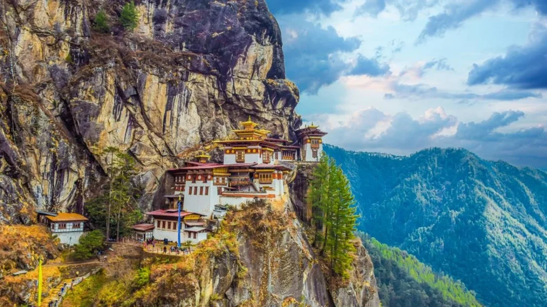 Danau Glasial Bhutan Jebol, Pemandian Air Panas Terendam
