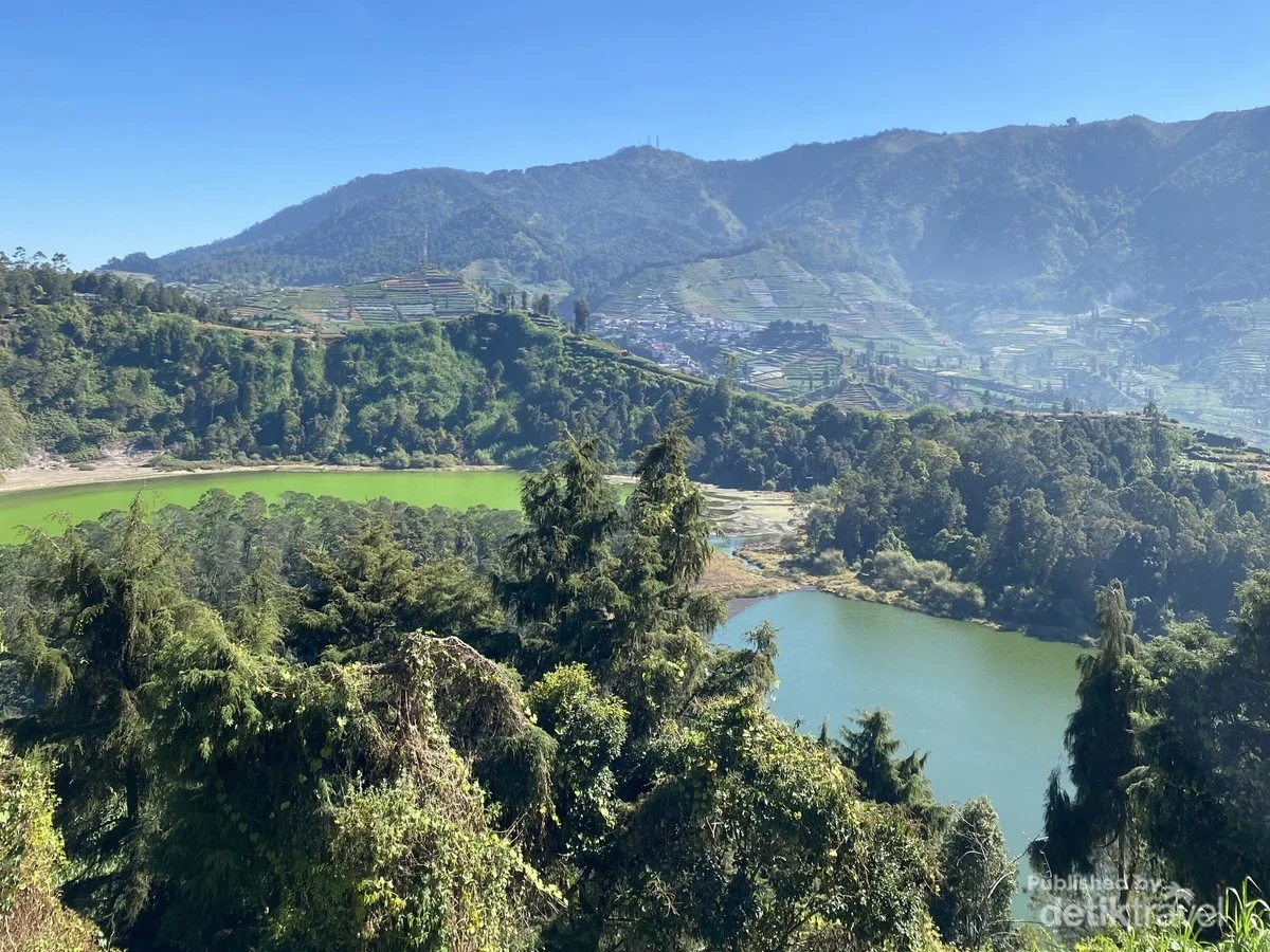 Pesona Telaga Warna Dieng dari Ketinggian Pagi Hari