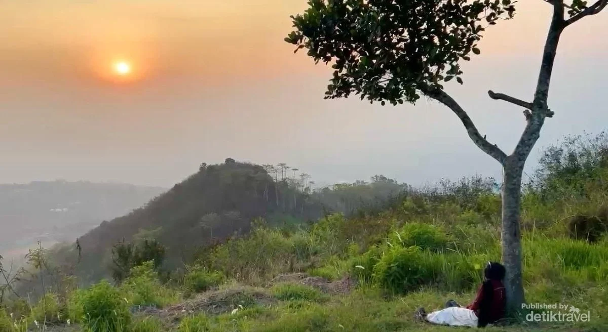 Menikmati Senja dan Suasana Tenang di Puncak Pangradinan