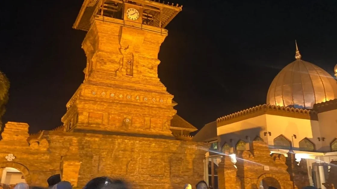 Pesona Cahaya Keemasan Menara Kudus di Malam Hari