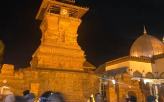 Pesona Cahaya Keemasan Menara Kudus di Malam Hari